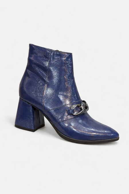 بوت كاحل نسائي جلد لامع بكعب عريض وحزام معدني