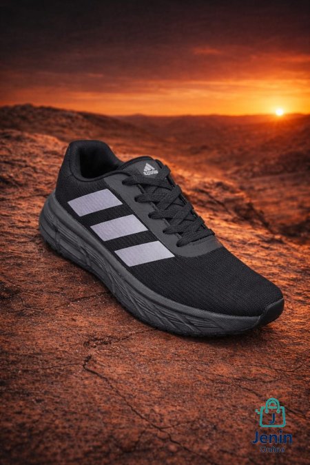 Adidasحذاء رياضي عملي وخفيف، مخصص للمشي والاستخدام اليومي، بوسادة مريحة تعطي ثبات وامتصاص صدمات جيد. الخامة مريحة وبتتحمل اللبس الطويل، وتصميمه بسيط ورياضي يناسب كل الأوقات.