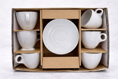 طقم فناجين قهوة مع صحون بتصميم بسيط