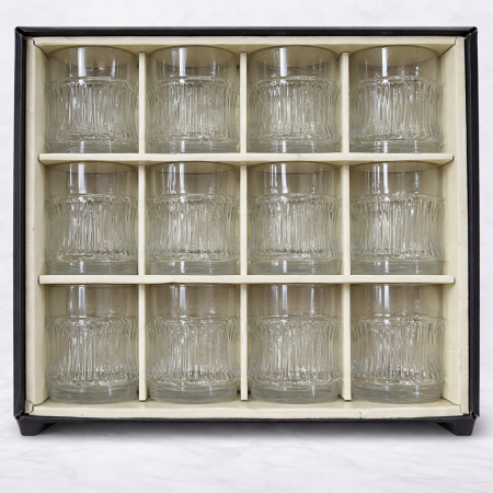 طقم كاسات زجاج قصيرة مخططة