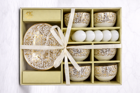 طقم ضيافة بورسلان مزخرف بخط عربي ذهبي