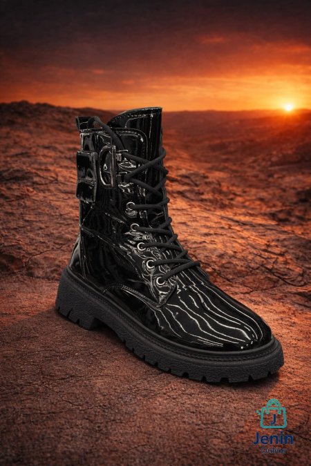 Combat Bootsبوت جريء وأنيق، تصميمه قوي وملفت، مناسب للي بدّه ستايل واضح وحضور قوي. النعل سميك ويعطي ثبات ممتاز، والقصّة محكمة بتثبّت القدم، مناسب للبس اليومي والطلعات. اختيار ممتاز للي بحب الستايل الجريء + المتانة + الشكل المختلف.