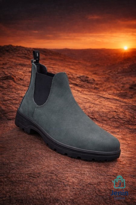 (Chelsea Suede Boots)بوت عملي وأنيق، مريح باللبس وثابت بالمشي، شكله مرتب وقوي. اختيار ممتاز للي بدّه تحمّل + راحة + ستايل عملي لكل يوم.