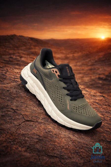 (Running Sneaker)حذاء رياضي مريح وخفيف، مخصص للمشي والاستخدام اليومي، بوسادة سميكة تعطي امتصاص صدمات عالي وثبات ممتاز. الخامة شبكية بتهوية جيدة، والتصميم عصري وعملي للبس الطويل بدون تعب